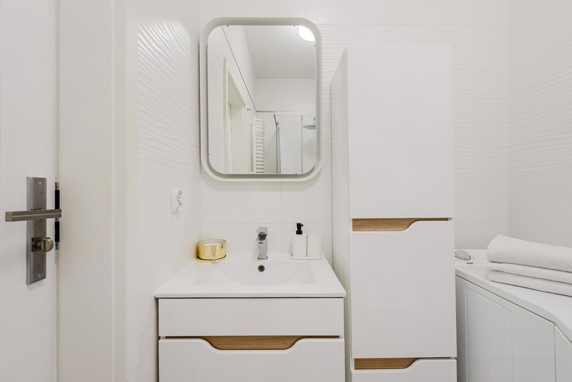 Lumina Stylish With Parking In Center Apartment *