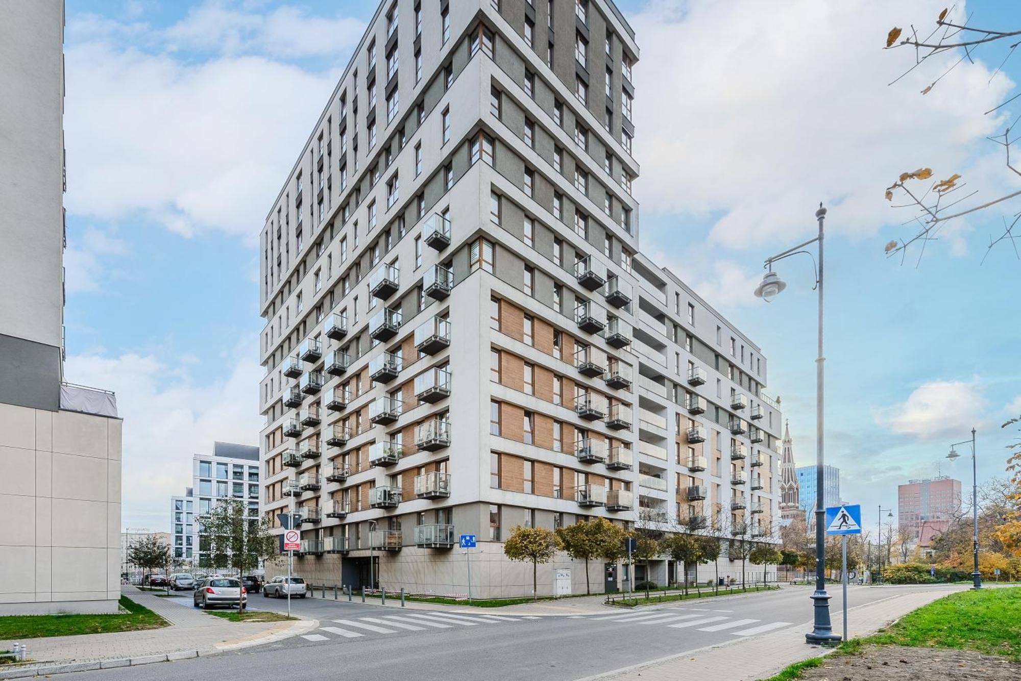 Lumina Stylish With Parking In Center Apartment