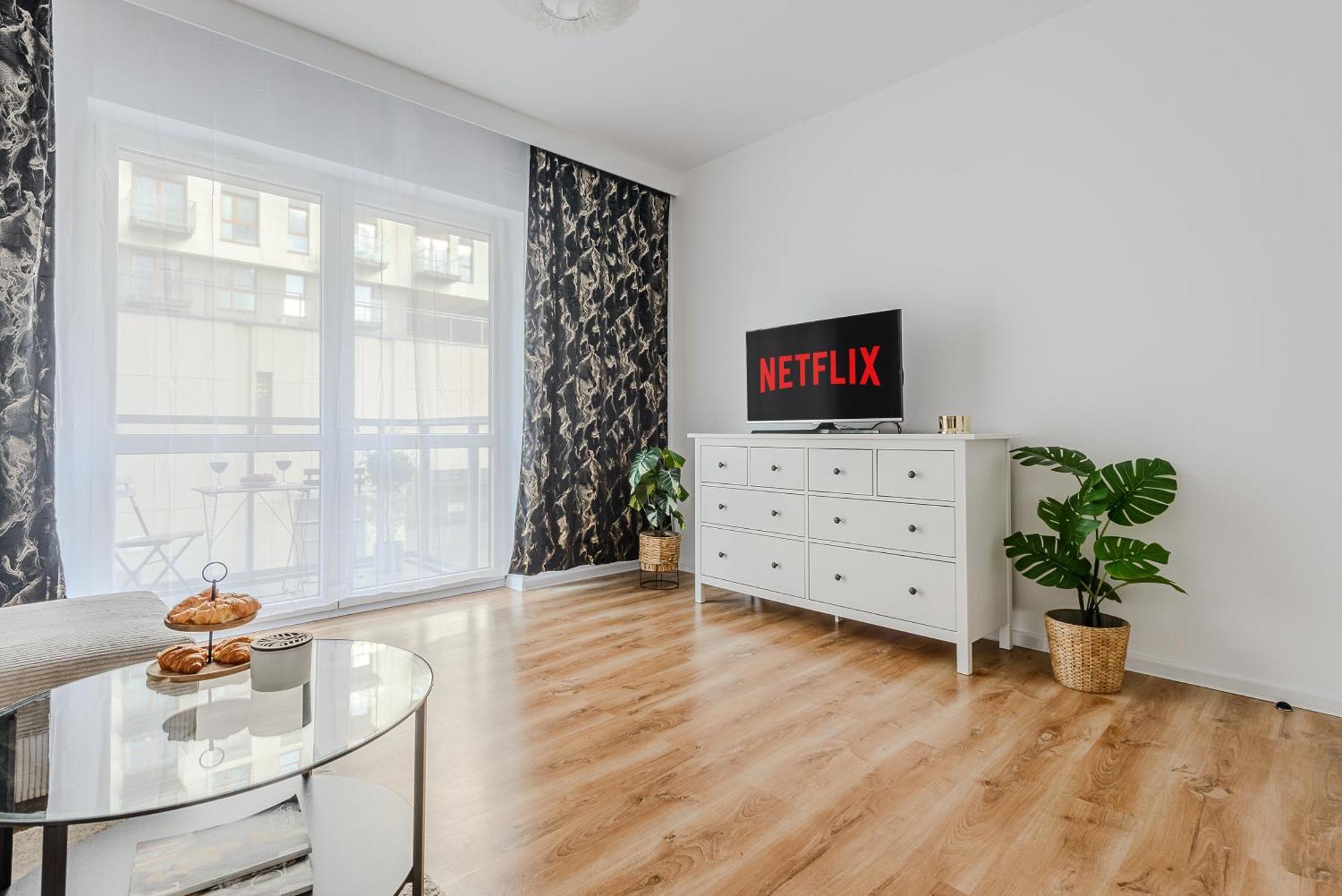 Lumina Stylish With Parking In Center Apartment *