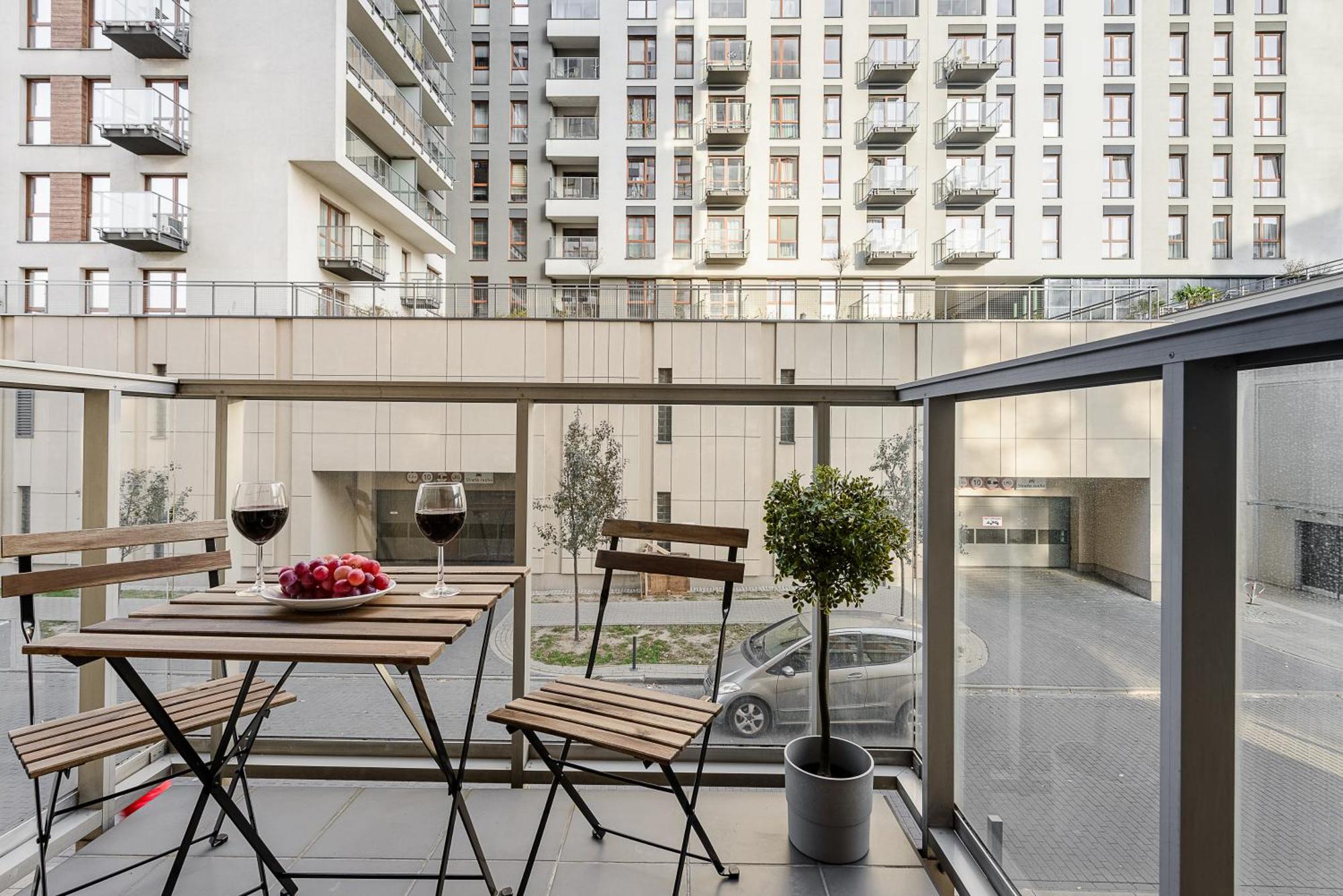 Lumina Stylish With Parking In Center Apartment
