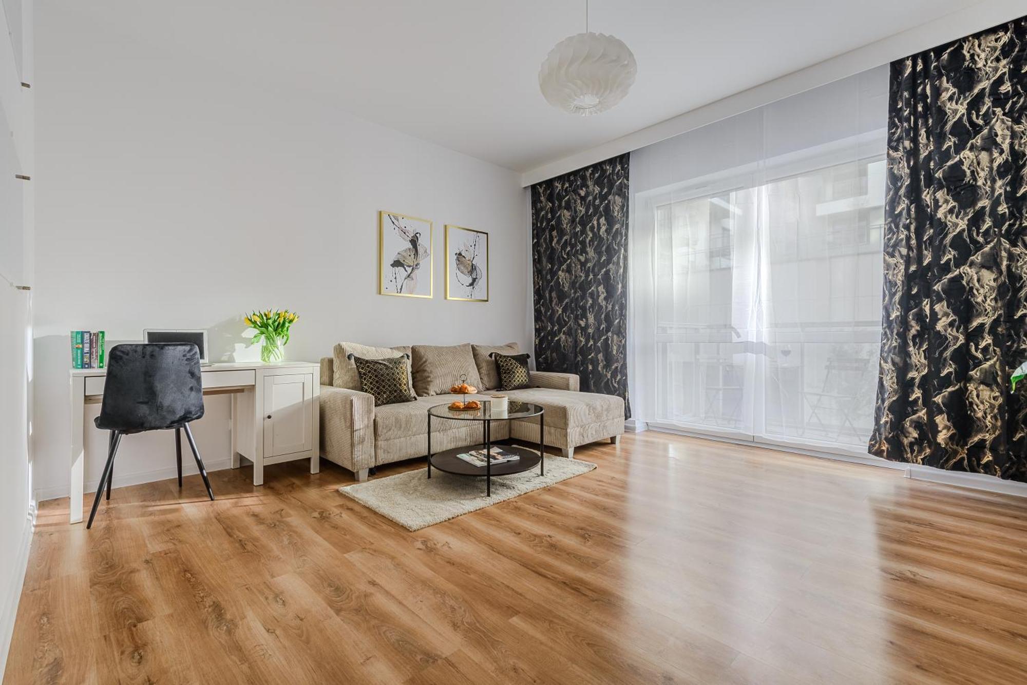 Lumina Stylish With Parking In Center Apartment